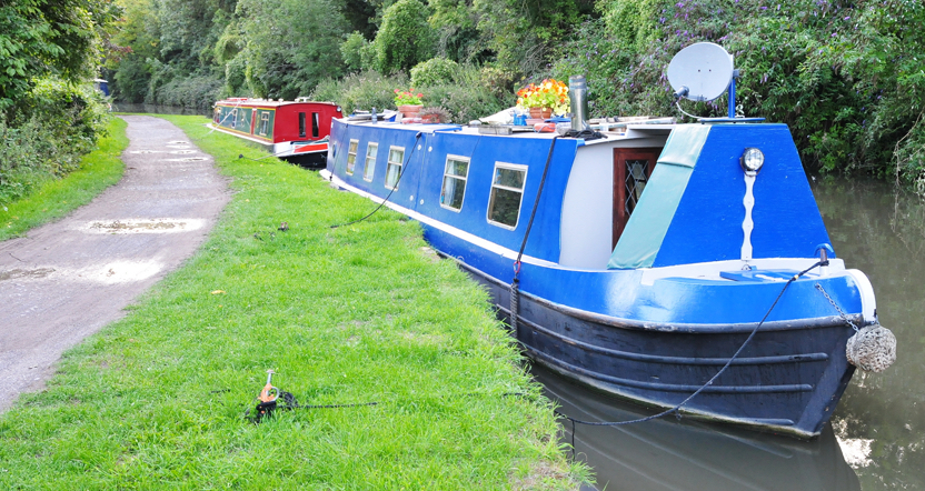HOUSEBOAT AND BARGE SERVICING
